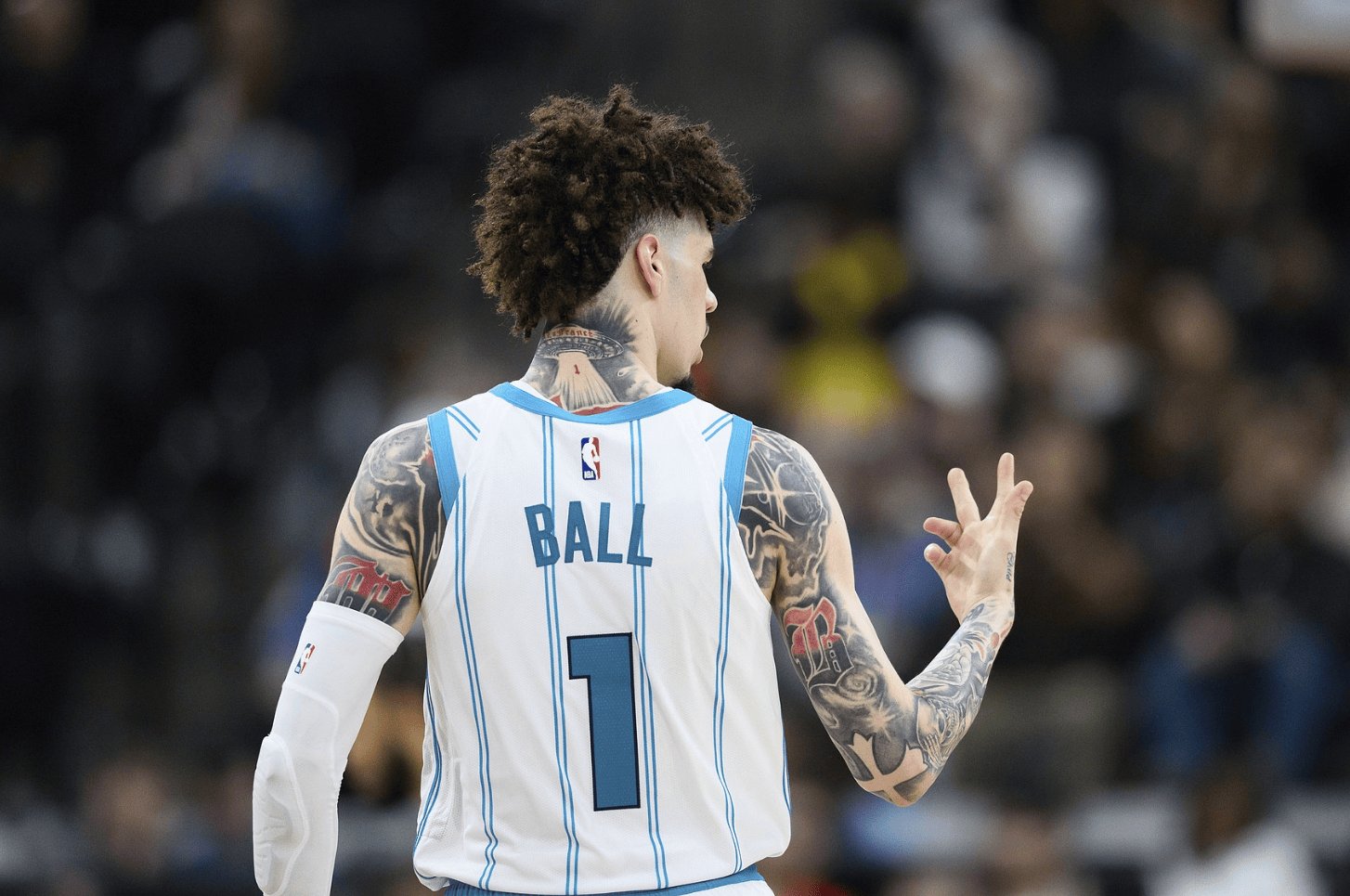 爱游戏-关于风云突变！夏洛特黄蜂窗口期门线救险；CBA季后赛版图或变；球迷炸锅；纪律约束更严格的信息